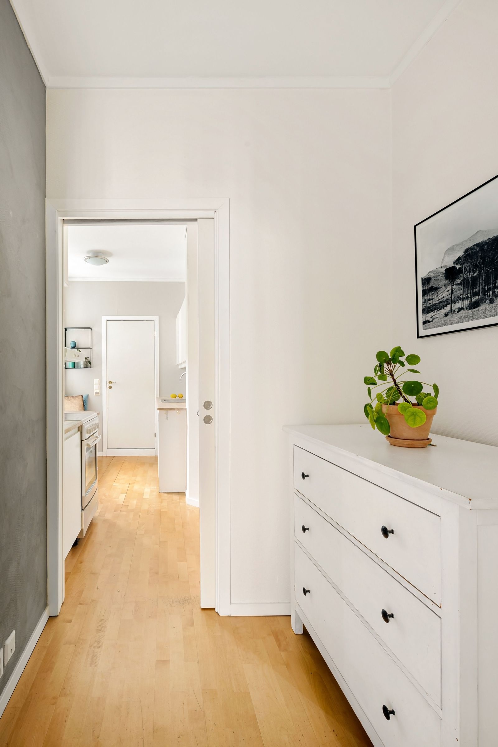 Helles Wohnhaus-Interieur mit Holzakzenten